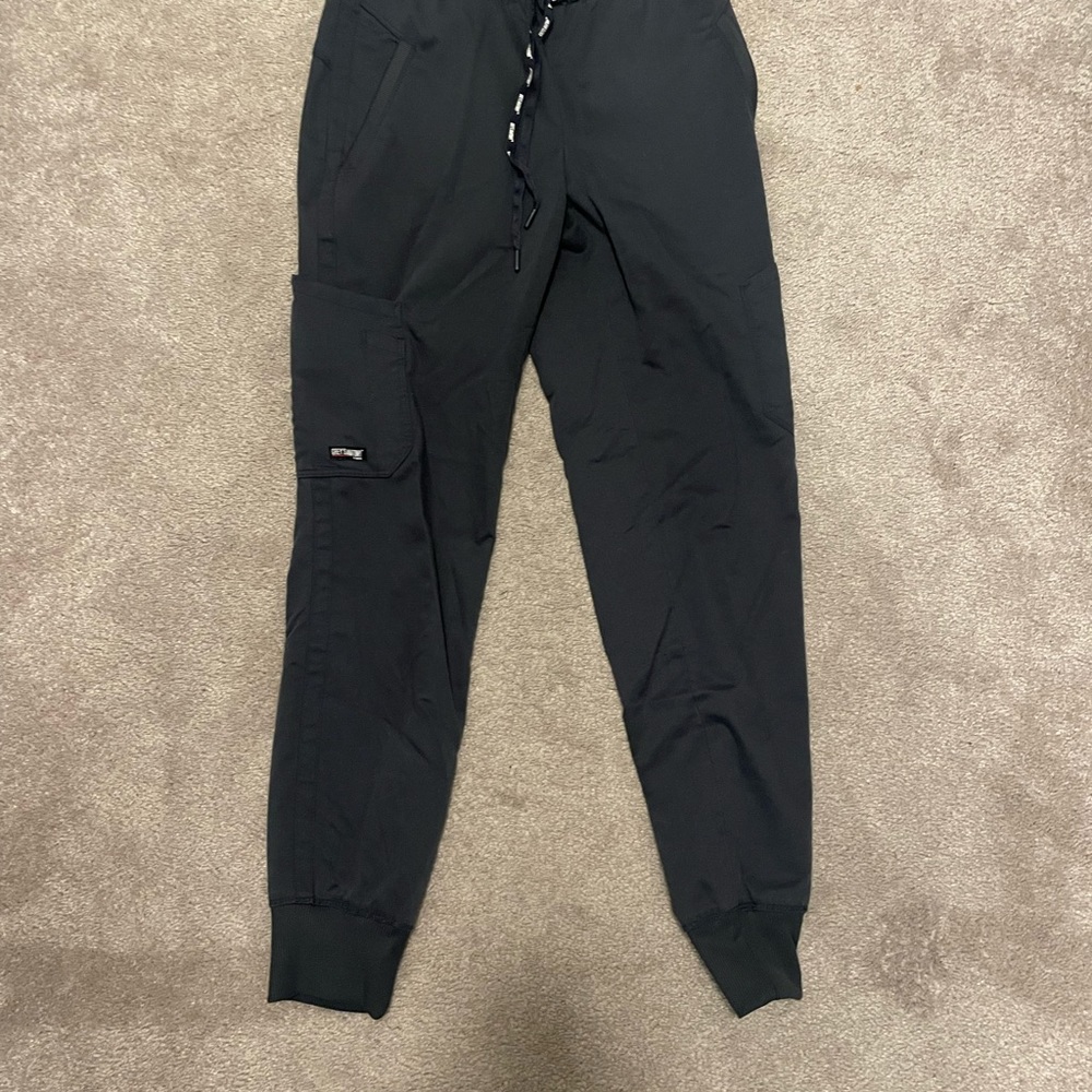 Gray’s anatomy Kira jogger scrubs (2 pairs - one black and one gray) w 5 pockets